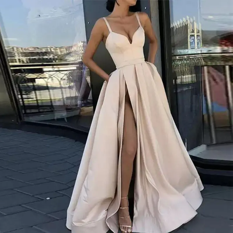 Abendkleid «Aurora» · Satin, Spaghettiträger & Schlitz