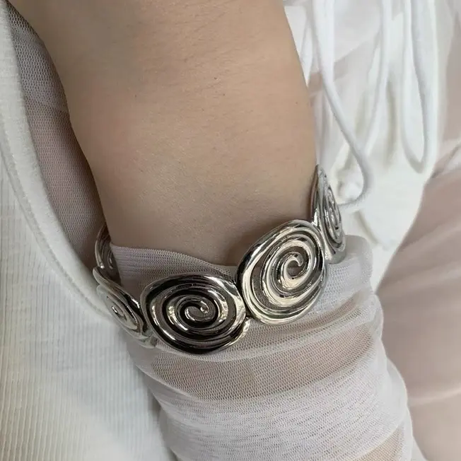 Anpassbares offenes Armband mit linearem Design