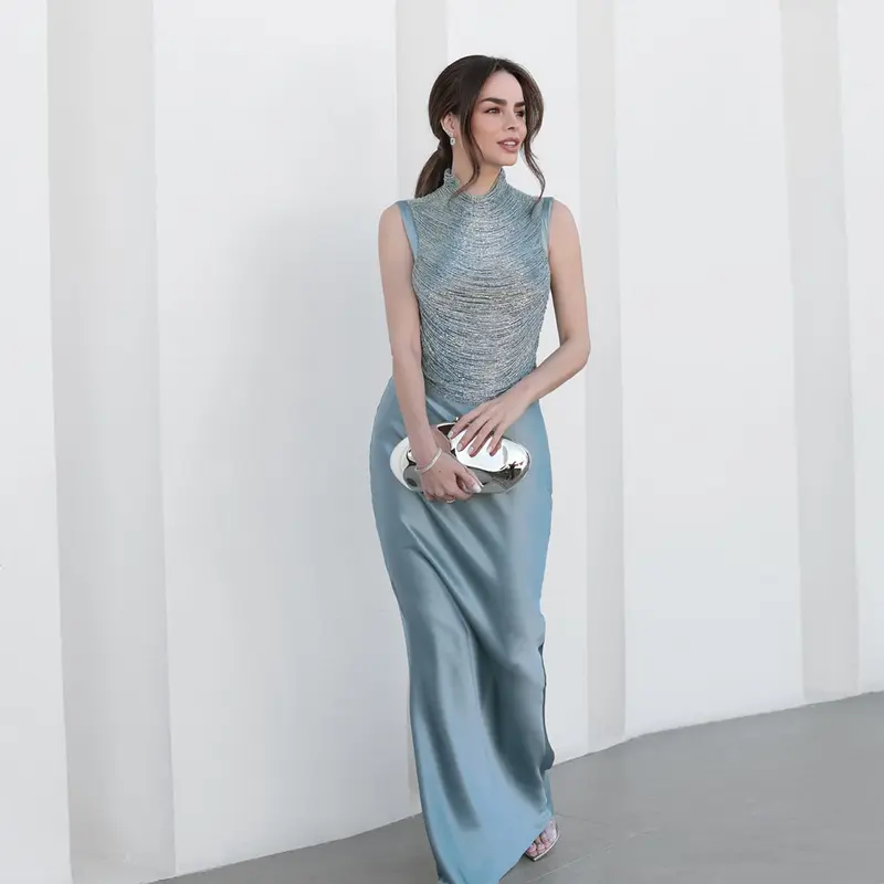Ärmelloses Turtleneck-Top mit Satin-Midirock