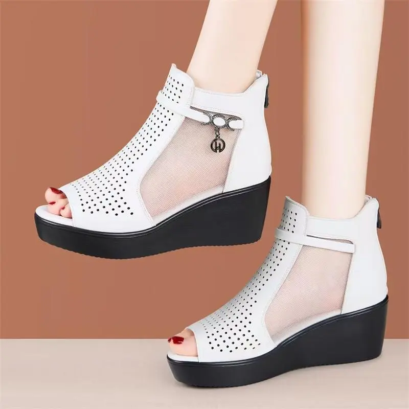 Atmungsaktive Mid-Heel Sandalen