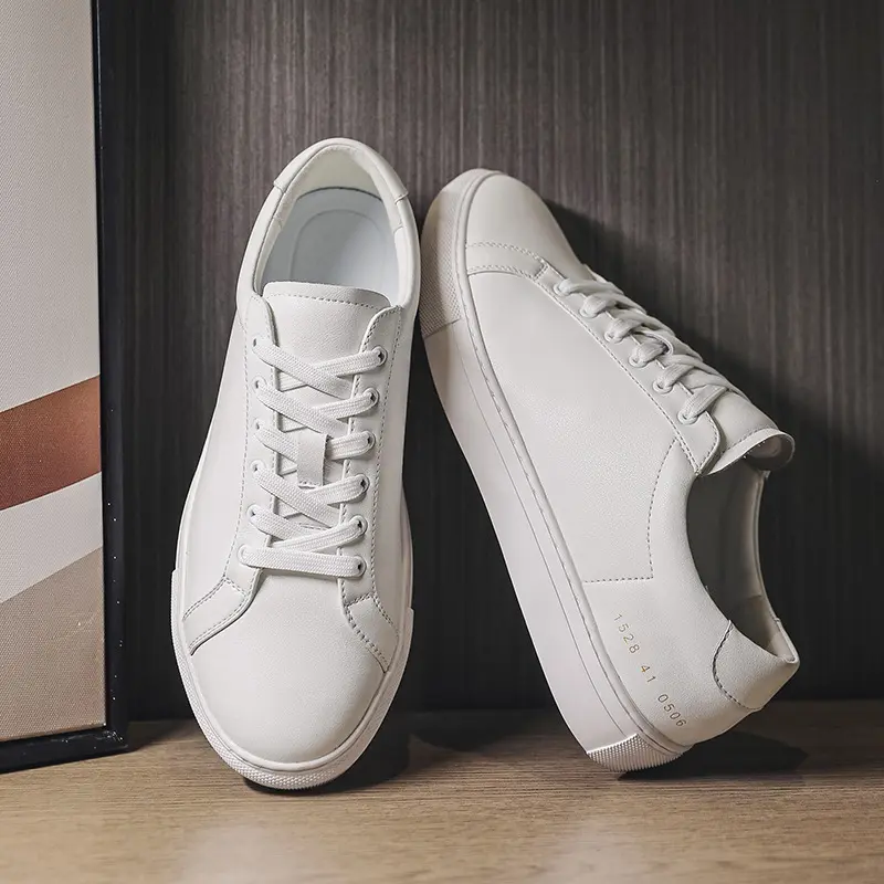 Atmungsaktive Rindsleder-Sneakers mit flacher Sohle – Weiß