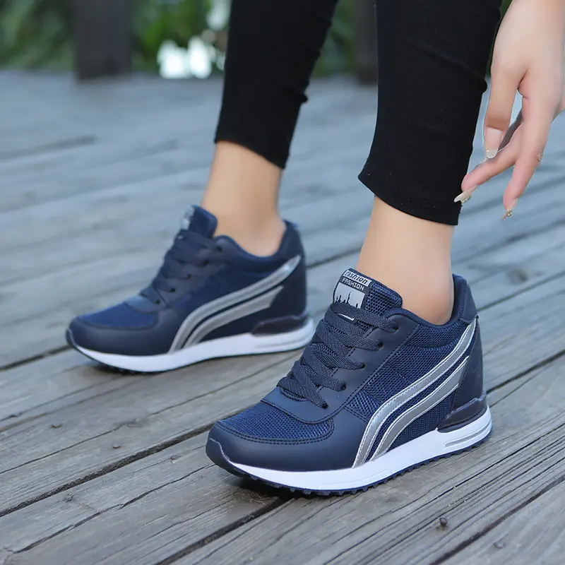 Atmungsaktive Sneaker mit erhöhter Passform