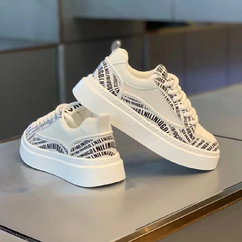 Atmungsaktiver Sneaker mit dicker Sohle