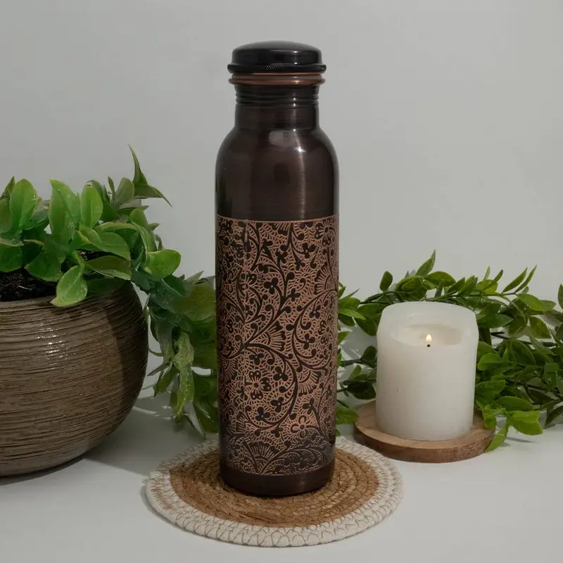 Ayurveda Specialist B.V. - Reine Kupferwasserflasche antik graviert ± 950 ml (schwere ausführung)