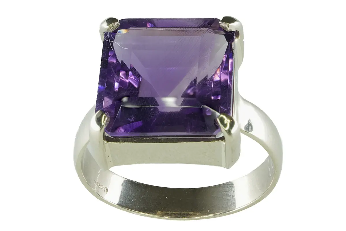 Bague en or blanc et améthyste