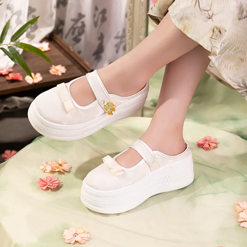 Bestickte Plateau-Mules im Vintage-Stil