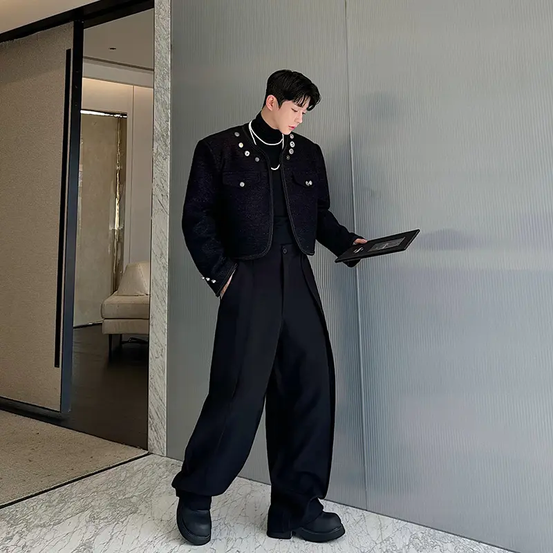 Chanel-inspirierte Kurzjacke mit Perlenknöpfen