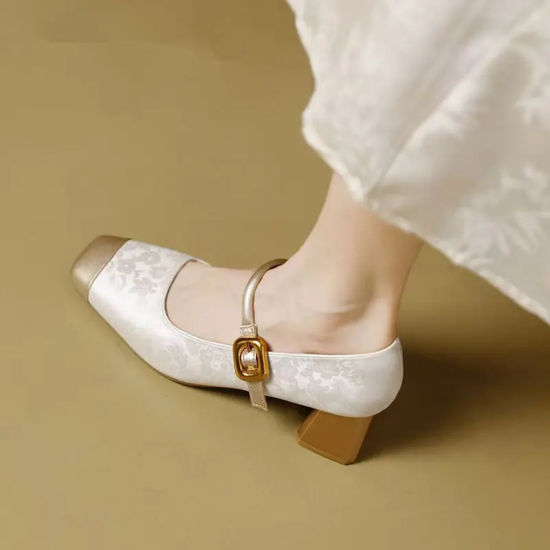 Chanel-inspirierte Vintage Sandalen mit Blockabsatz und quadratischem