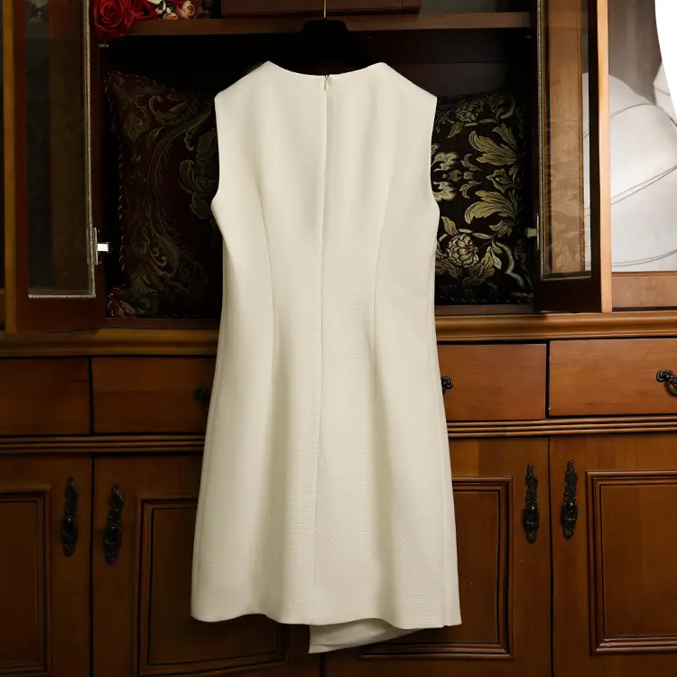 Chanel-Look Perlenblüten-Brosche Westenkleid