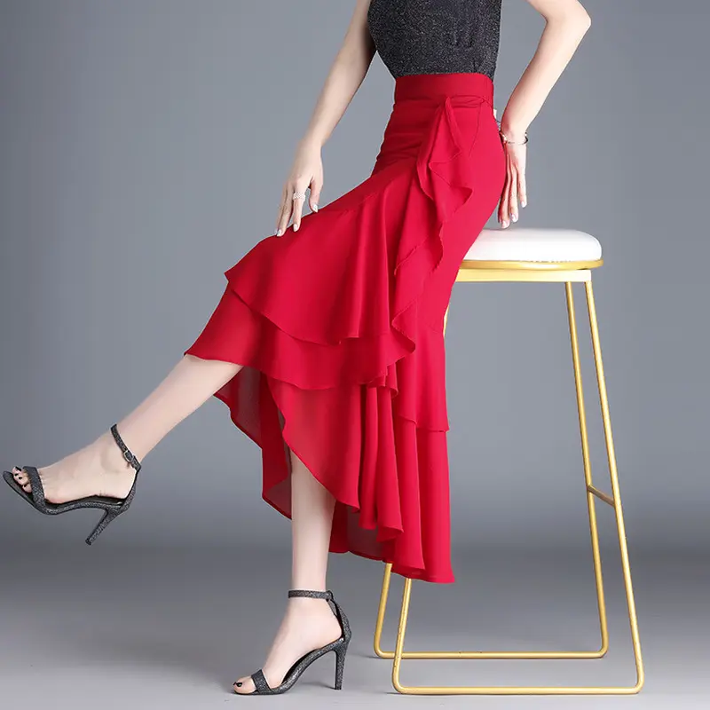 Chiffonrock mit asymmetrischen Falten