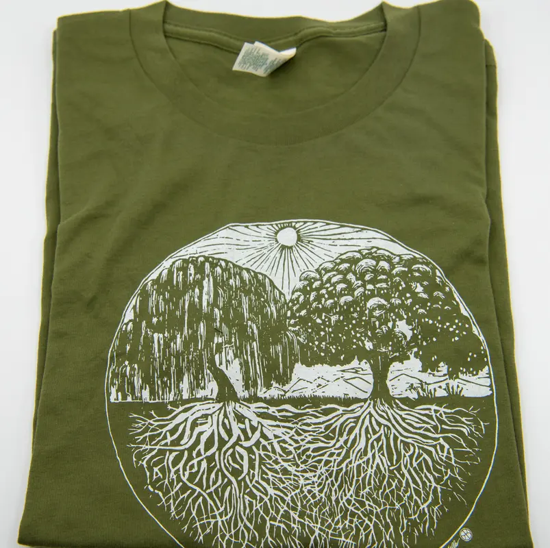 dbkprints - Bio T-Shirt „Baum des Lebens“ – Handbedruckt in Bern | 100 % Organic Cotton (Waldgrün)
