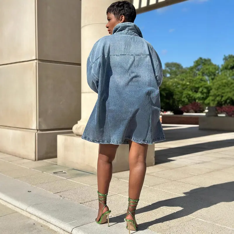 Denim-Rock mit Ombre-Ärmeln