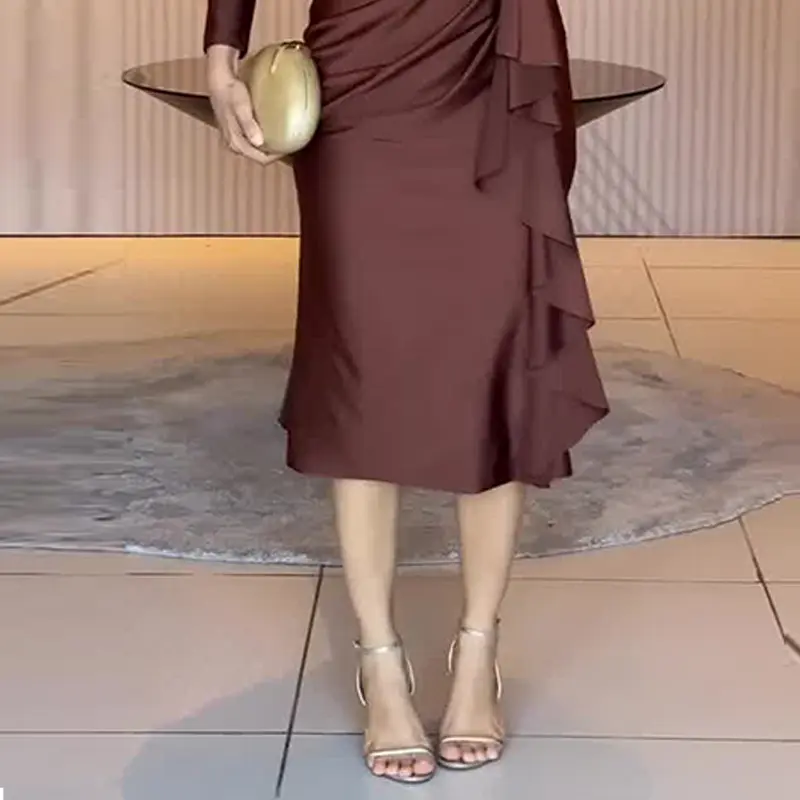 Dunkelbraunes V-Ausschnitt Midikleid mit Raffungen
