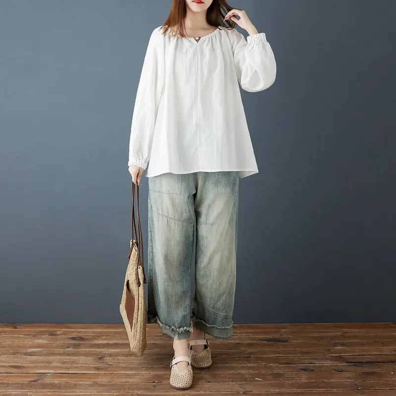 Elegante Damenbluse mit Rüschen und Spitze