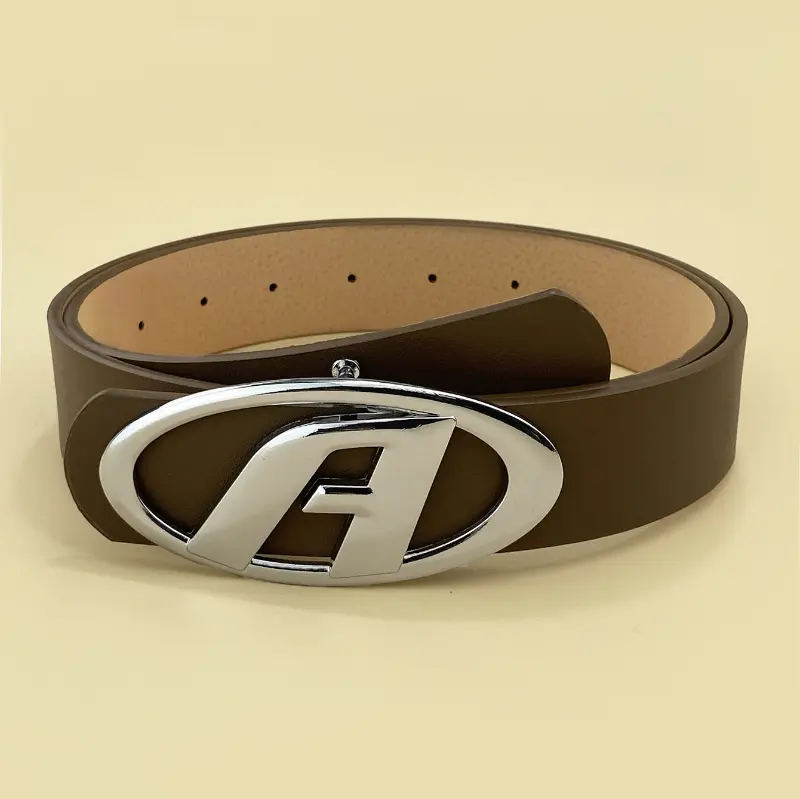 Eleganter Ledergürtel mit Metallschnalle A