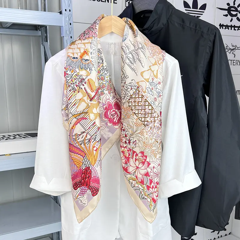 Eleganter Seidenschal mit Blumenmuster