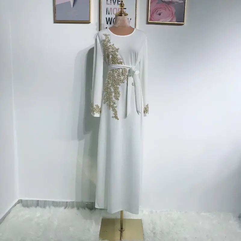 Elegantes Abendkleid mit Stickereien