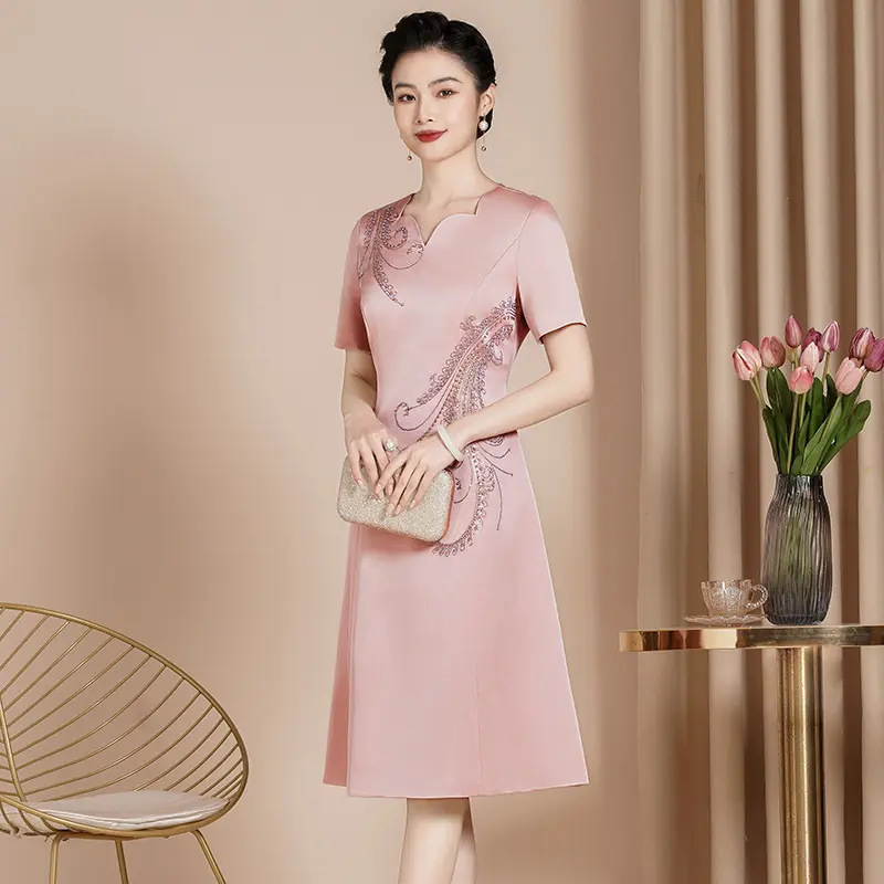 Elegantes Satin-Kleid mit Stickerei