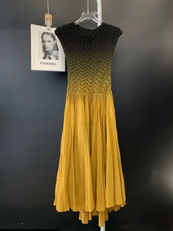 Elegantes Spitzenkleid in Unifarben