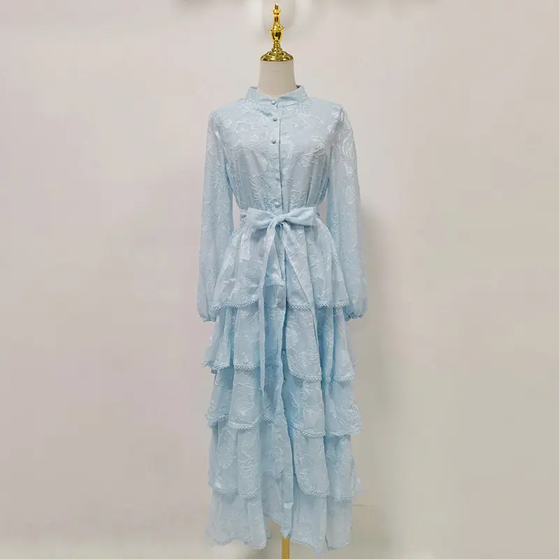 Elegantes, tailliertes Kleid mit Spitze