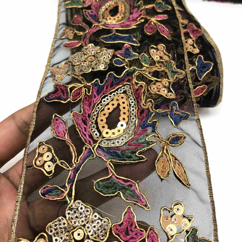 Ethische Stickerei mit Gold-Details