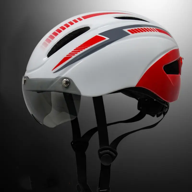 Fahrradhelm mit Schutzbrille und Licht