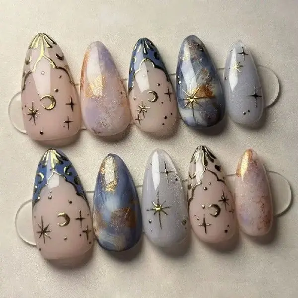 Falsche Nägel mit Blumenmotiv