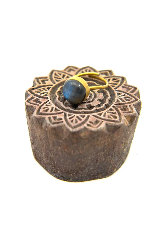 Fingerring mit Labradorit - natürliche Eleganz
