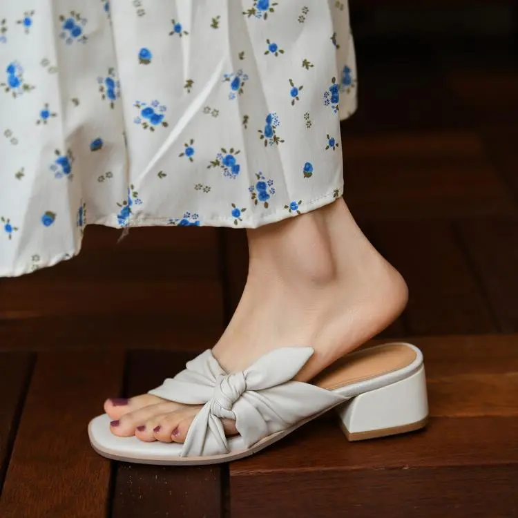 Flache Sandale mit Farbkästen – Casual