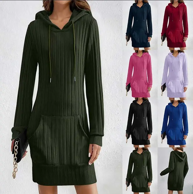 Geknöttertes Kleid mit Kapuze und Tasche