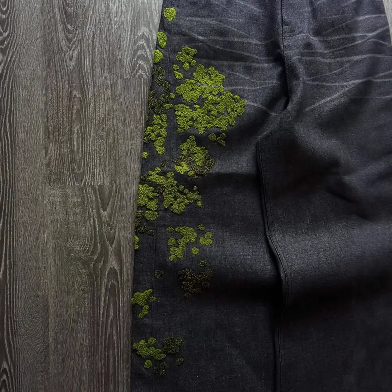 Gerade Jeans mit Blumenstickerei