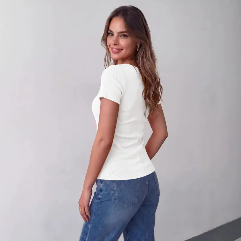 Geripptes Slim Fit T-Shirt mit eckigem Ausschnitt