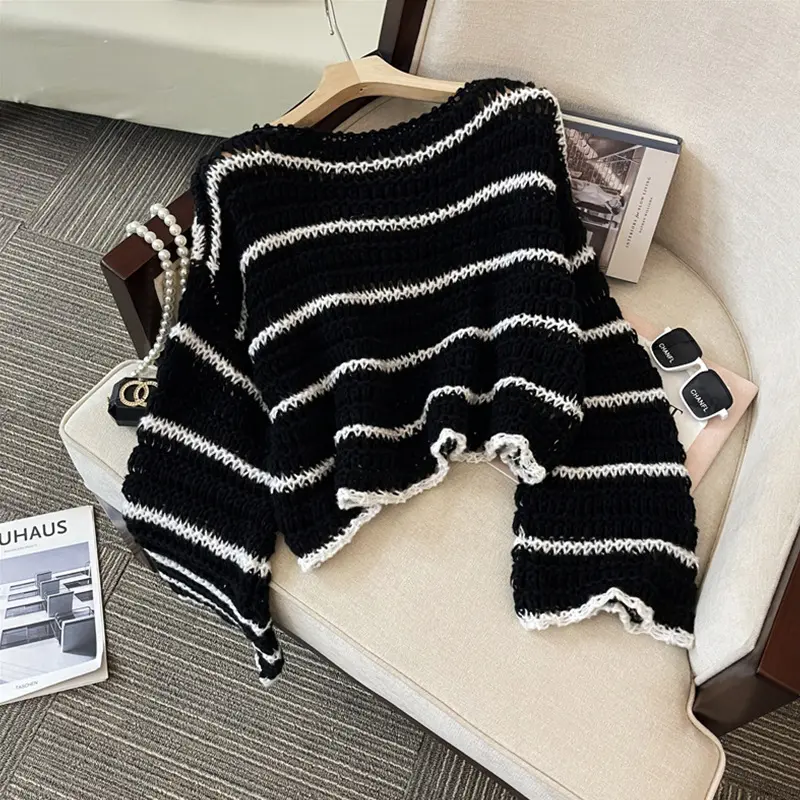 Gestreifter Strickpullover mit weiten Ärmeln