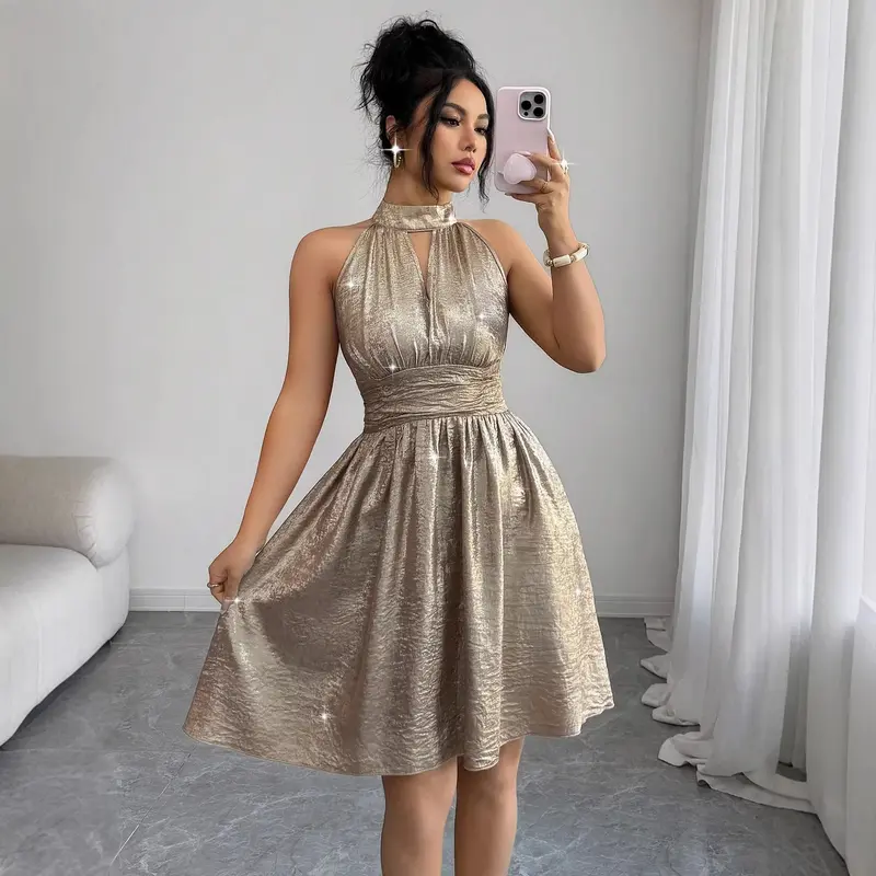 Glänzendes Abendkleid mit Taillebetonung