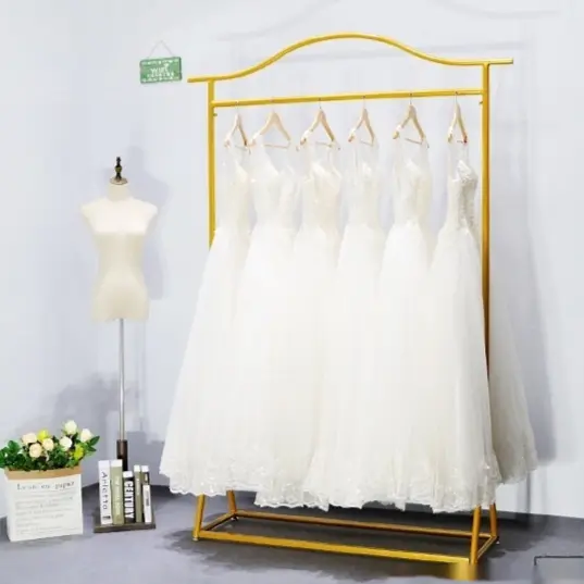 Goldener Kleiderständer für langes Traumkleid