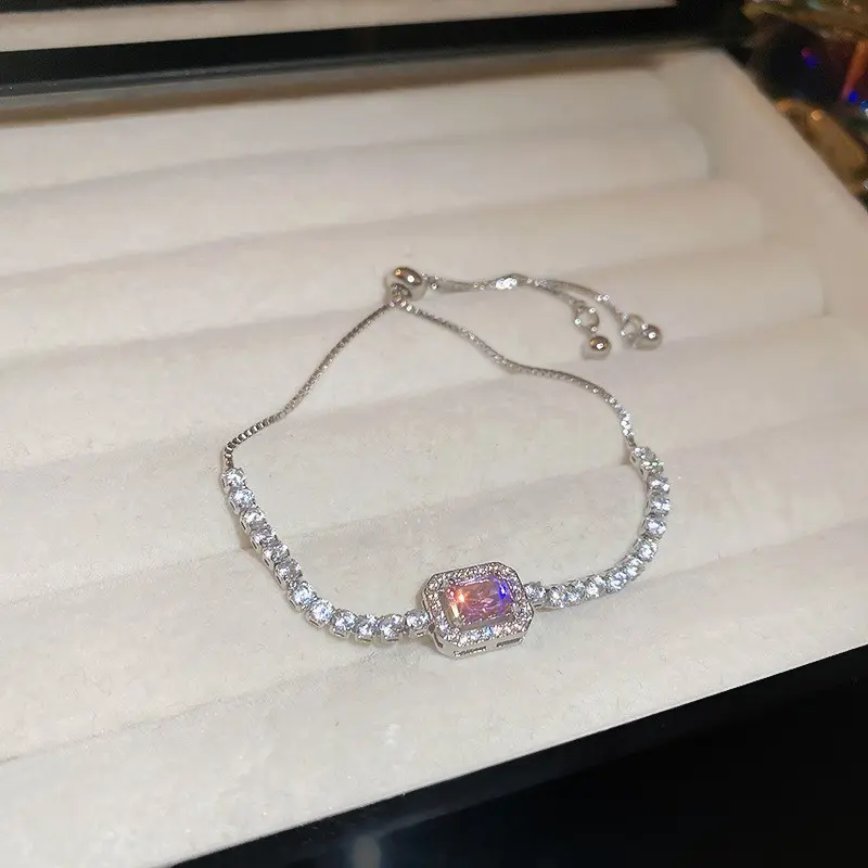 Goldplattiertes Zirkonia-Ovalarmband mit Schmuck