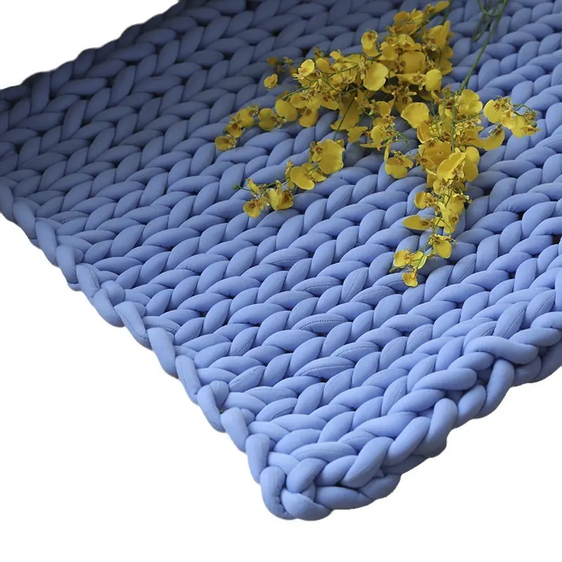 Grobgewobene Strickdecke aus Chenille-Garn