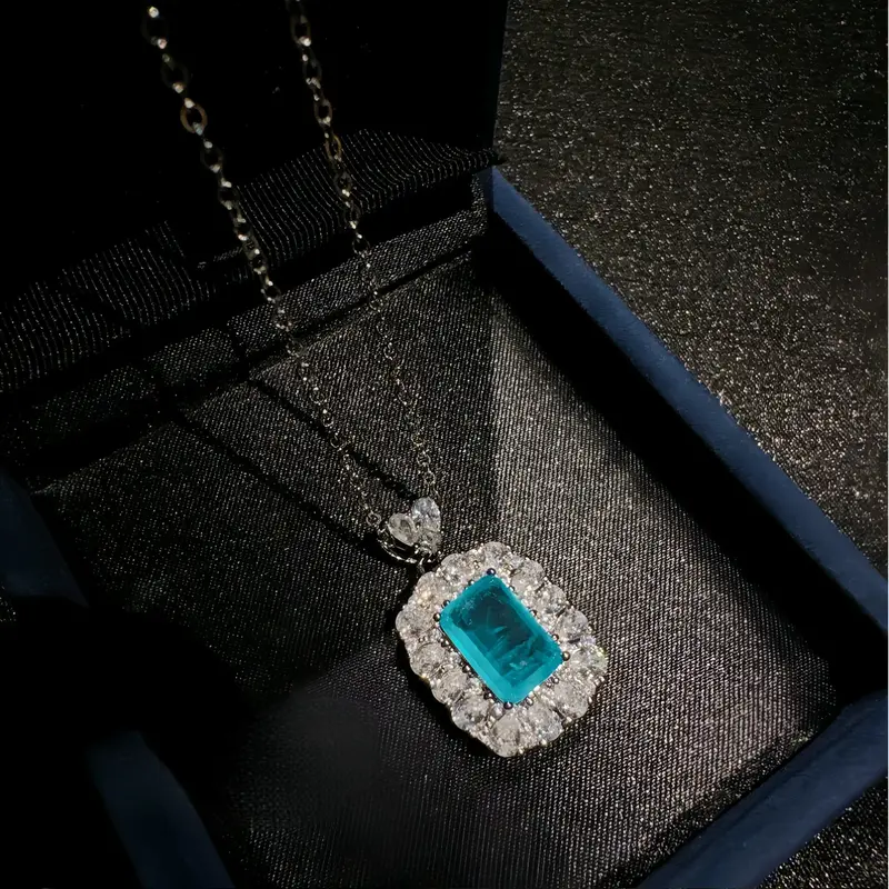 Halskette mit blauem Zirkonia-Anhänger
