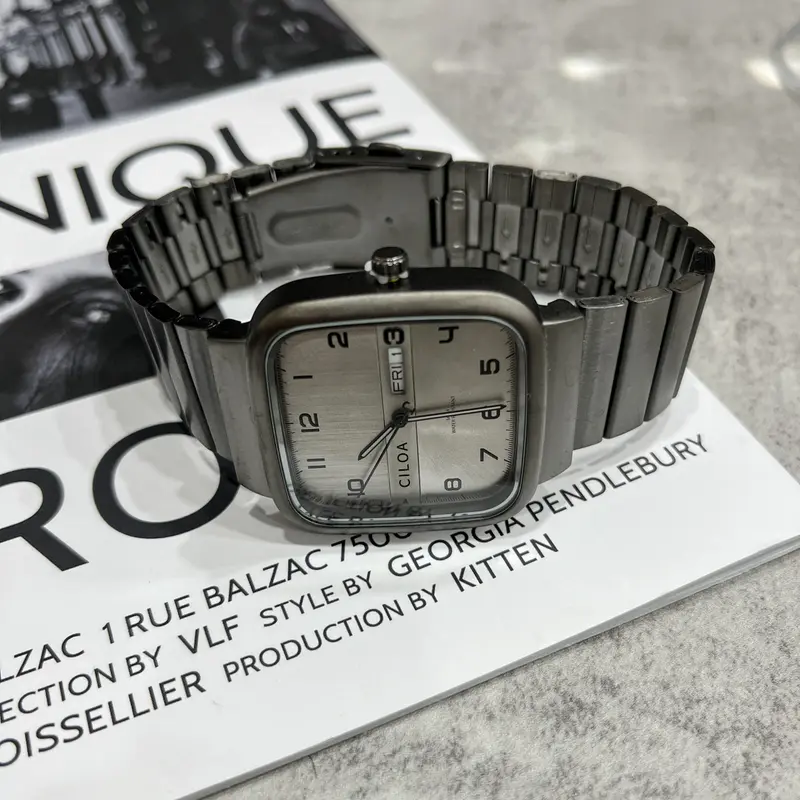 Herrenuhr im Mechanik-Stil mit Loch-Detail