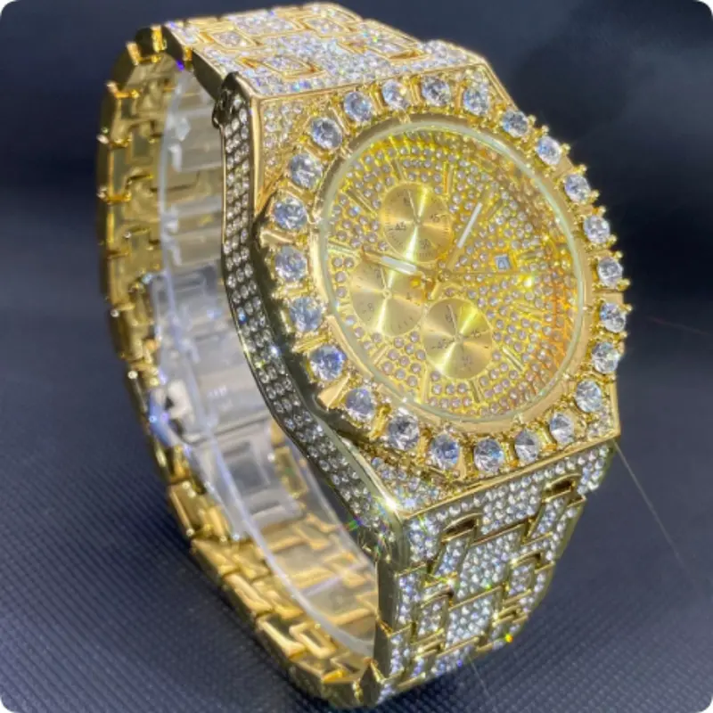 Herrenuhr mit Strasssteinen und Quarzwerk
