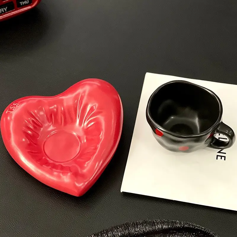 Herzförmige Keramiktasse mit Untertasse