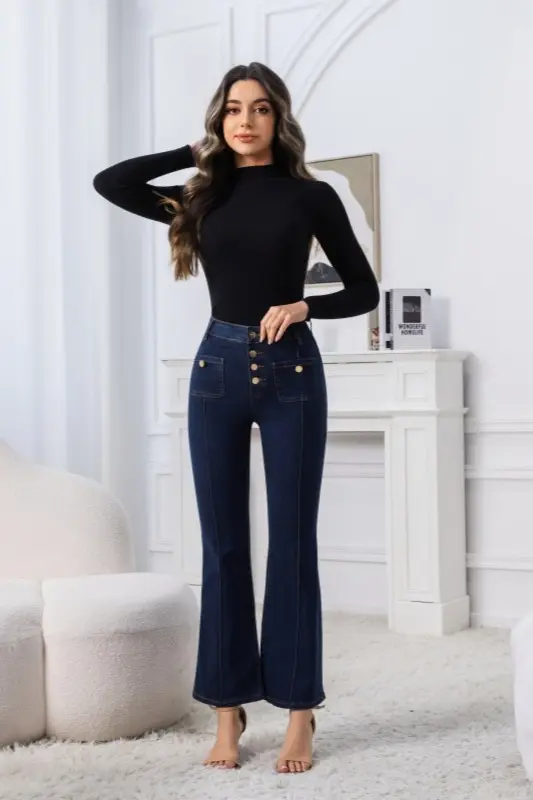 High-Waist Flare Jeans mit Goldknöpfen