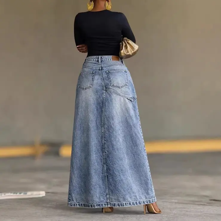 Hochgeschnittener Denim-Midi-Rock mit asymmetrischen Schlitzen