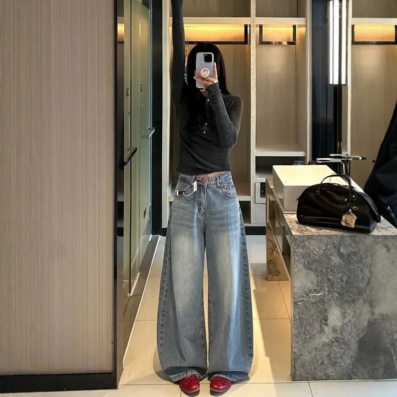 Hochtaillierte hellblaue Jeans mit Stickerei