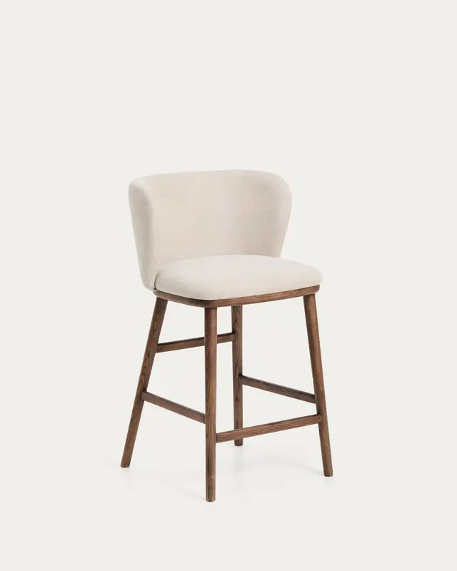 Hocker Ciselia in beiger Chenille mit Beinen aus massivem Eschenholz mit walnussholzfarbenem Finish, FSC Mix Credit, 65 cm