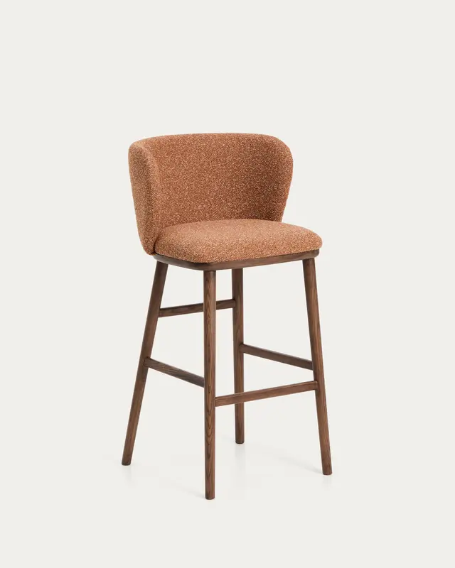 Hocker Ciselia in dicker, terrakottafarbener Chenille mit Beinen aus massivem Eschenholz mit walnussholzfarbenem Finish, FSC Mix Credit, 75 cm