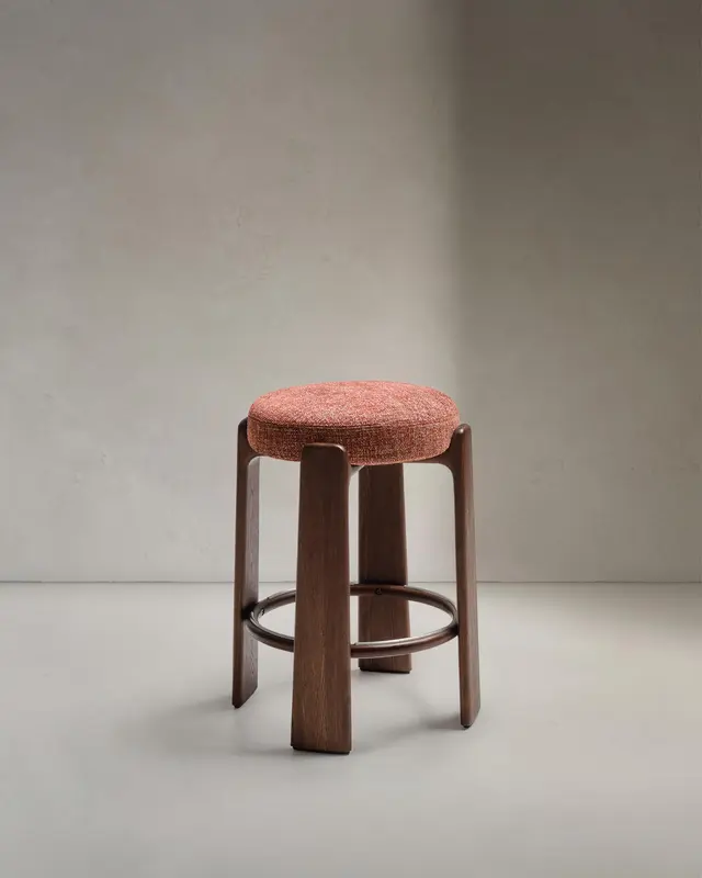 Hocker Granite aus grüner Chenille und massivem Eschenholz mit terrakottafarbenem Finish, FSC 100%, 65 cm