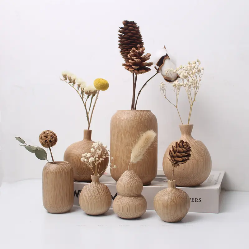 Holzblumentopf mit getrockneten Blumen