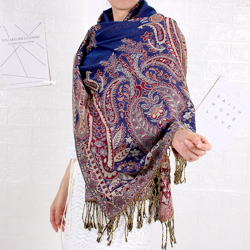 Jacquard Schal mit Cashew-Muster und Quasten