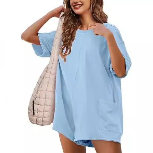 Jumpsuit mit V-Ausschnitt und kurzen Ärmeln